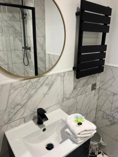 Modern Serviced Studio - Affordable Luxury with Free WIFI Free Parking Flat Screen Smart TV - 8