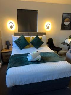 Modern Serviced Studio - Affordable Luxury with Free WIFI Free Parking Flat Screen Smart TV - 9