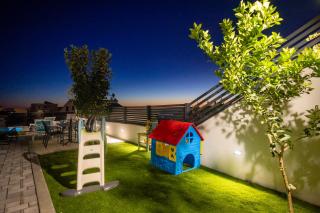 Apartman Palma and Luxury Penthouse for a family with swiming pool,parking,terrace,panoramic view at the sea,Podstrana - 1