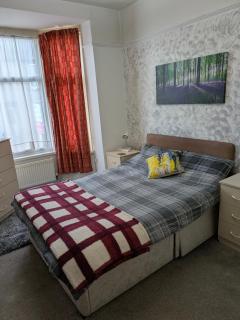 Kettering Town Vacations Free WiFi & Long stay with Shared Bathroom, lounge & kitchen with Double & Single rooms - 9