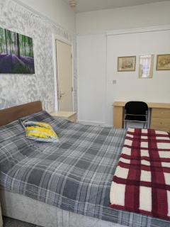 Kettering Town Vacations Free WiFi & Long stay with Shared Bathroom, lounge & kitchen with Double & Single rooms - 6