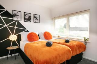 Charming 4BR-Ideal for Groups-WiFi - Parking - Constructor Friendly - 4