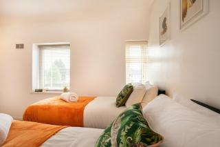 Cosy 4BDR - Free WiFi - Free Parking - Family Friendly - 1