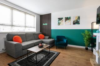 Charming 4BR-Ideal for Groups-WiFi - Parking - Constructor Friendly - 0