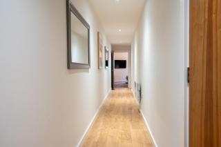 Elegant Leeds City Retreat with Spacious Balcony - 4