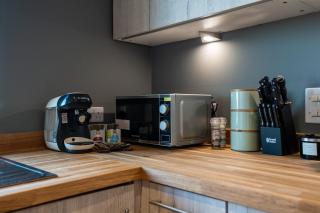 Elegant Leeds City Retreat with Spacious Balcony - 1