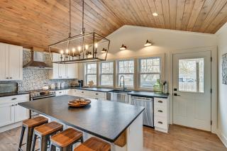 Steps to Elm St Gorgeous Double-Lot Getaway - 9
