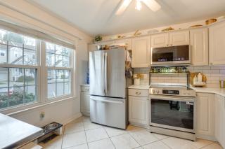 Tranquil Townhouse Retreat with Deck in Germantown! - 1