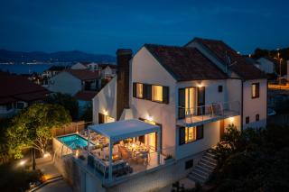 Luxury Villa Mila for 8 Persons, Free Parking, 800 m from center of Supetar - 0