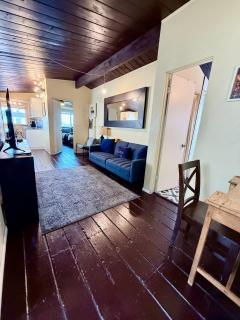 Sunset Haven: Lakeside Charm in Ocean Beach - 8