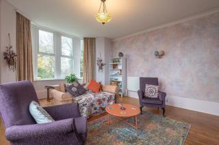 Carlton Villas: Bright 2BR Retreat with Garden - 9