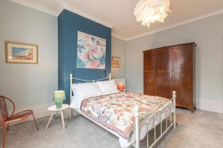 Carlton Villas: Bright 2BR Retreat with Garden - 5