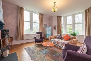 Carlton Villas: Bright 2BR Retreat with Garden - 3