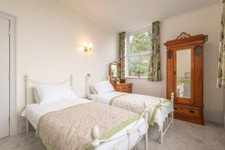 Carlton Villas: Bright 2BR Retreat with Garden - 2