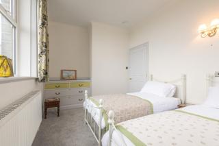 Carlton Villas: Bright 2BR Retreat with Garden - 1