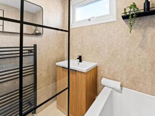 Edison House - Comfy Stay in Stafford - 1