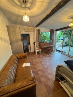 Studio with pool and quiet, non-shared garden, 1 lit double - 4