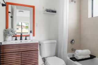 Unit 1 Cozy 1BR Apt with Parking - 8