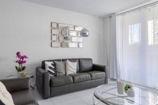 Hollywood 1 BR Apt w Gym and Pool near the Beach - 2