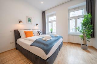 King-size boxspring beds, 15 minutes to center, Smart TV - 6