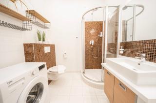 King-size boxspring beds, 15 minutes to center, Smart TV - 5