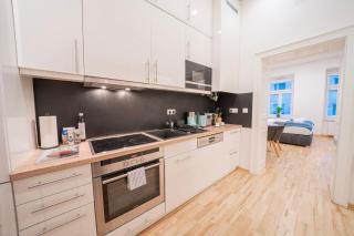 King-size boxspring beds, 15 minutes to center, Smart TV - 4