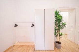 King-size boxspring beds, 15 minutes to center, Smart TV - 3