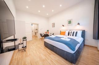 King-size boxspring beds, 15 minutes to center, Smart TV - 2