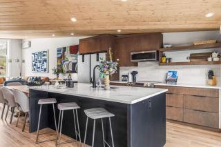 Luxury 4BR with Hot Tub Mtn Views 10Min Walk to DT - 9