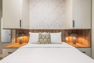 Luxury 4BR with Hot Tub Mtn Views 10Min Walk to DT - 1