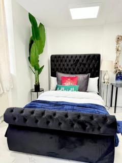 Designer Studio Flat at Tower Bridge - London - 6