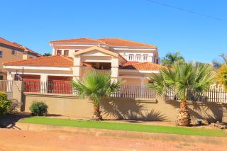 Lobone's Apartments Phakalane - 9