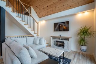 Lake and Pool table - The Dorchester - 3