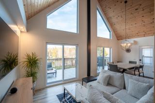 Lake and Pool table - The Dorchester - 5