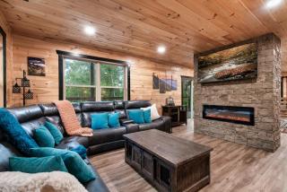 New Management Stay Wild Luxury Cabin Epic Mountain Views Hot Tub and Game Rooms - 4