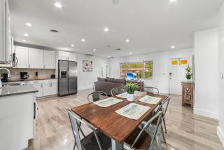 Lakeside Vacation Home - 9