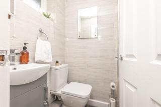 New Comfy 4BR House, Driveway Park, Games - 1