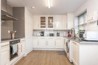 New Comfy 4BR House, Driveway Park, Games - 2