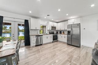 Lakeside Vacation Home - 6