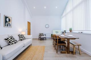Ideal for long term stays, FREE parking, sleeps 4! - 6