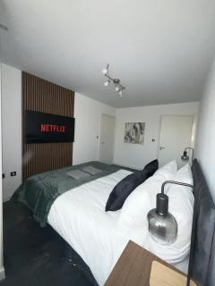 Luxury 2BR Apartment Great Views Free Parking - 4