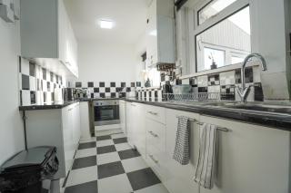 Cosy home with parking sleeps 5 near Centre & Bay - 7