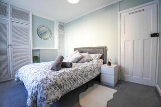 Cosy home with parking sleeps 5 near Centre & Bay - 3