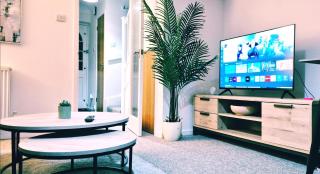 Modern 2-bed , Bradley Stoke, NR Parkway Station, Free Parking - 2