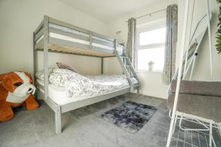 Cosy home with parking sleeps 5 near Centre & Bay - 1