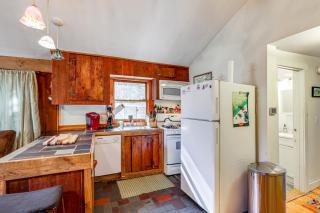 4 Mi to Stratton Mountain Resort! Cabin with Hot Tub - Stocker Acres - 2