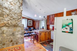 4 Mi to Stratton Mountain Resort! Cabin with Hot Tub - 1