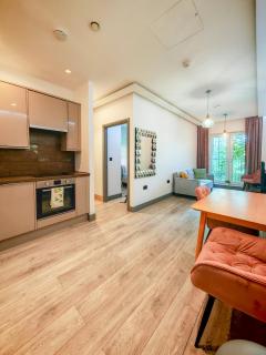 Cozy Retreat Near Downtown with Parking - 0