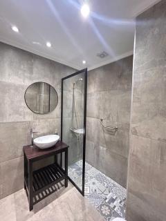 Amplio departamento con vista a la Av. Colon - 8