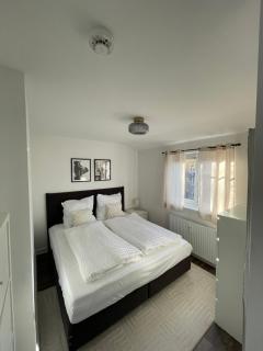 Charming & Modern City Apartment - 9